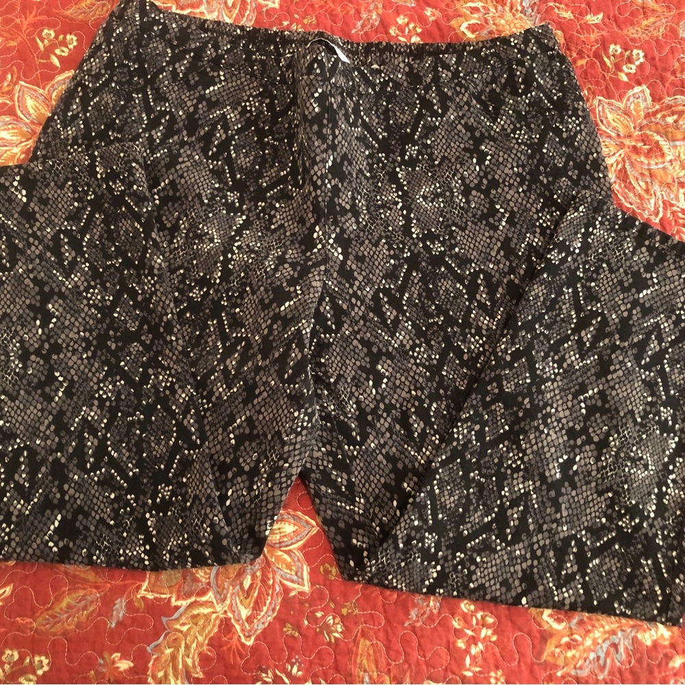 REDUCED!! Isaac Mizrahi 22WP Black & Gray Geometric Women’s Flared Pull On Pants